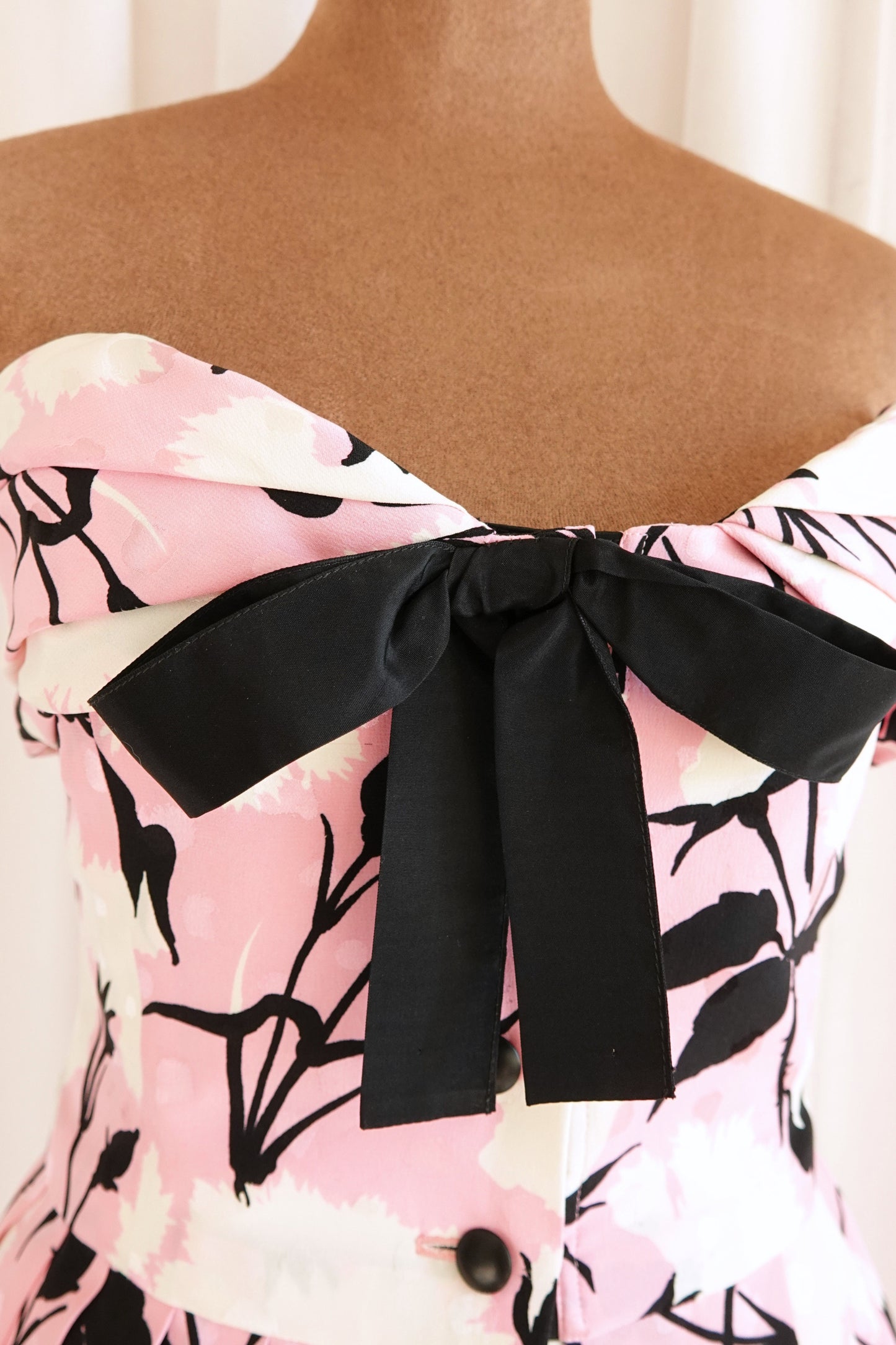 Matte black covered button detail on bustier bodice — Disco Palma