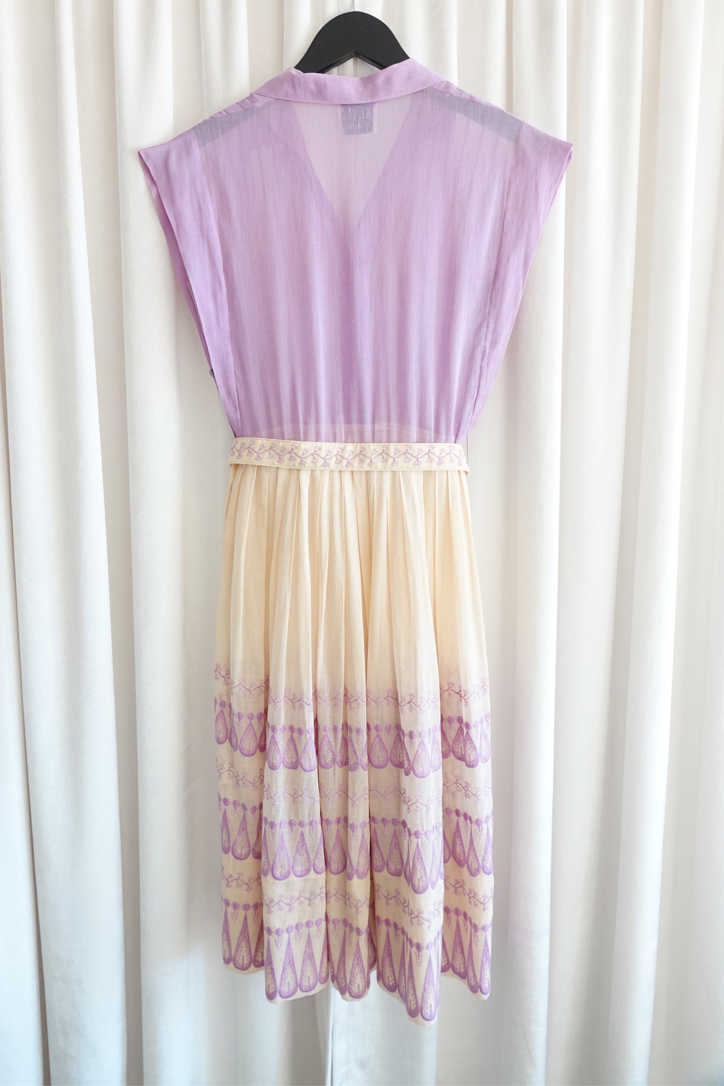 Doris Dodson 1940s lavender embroidered border dress, on hanger — Disco Palma