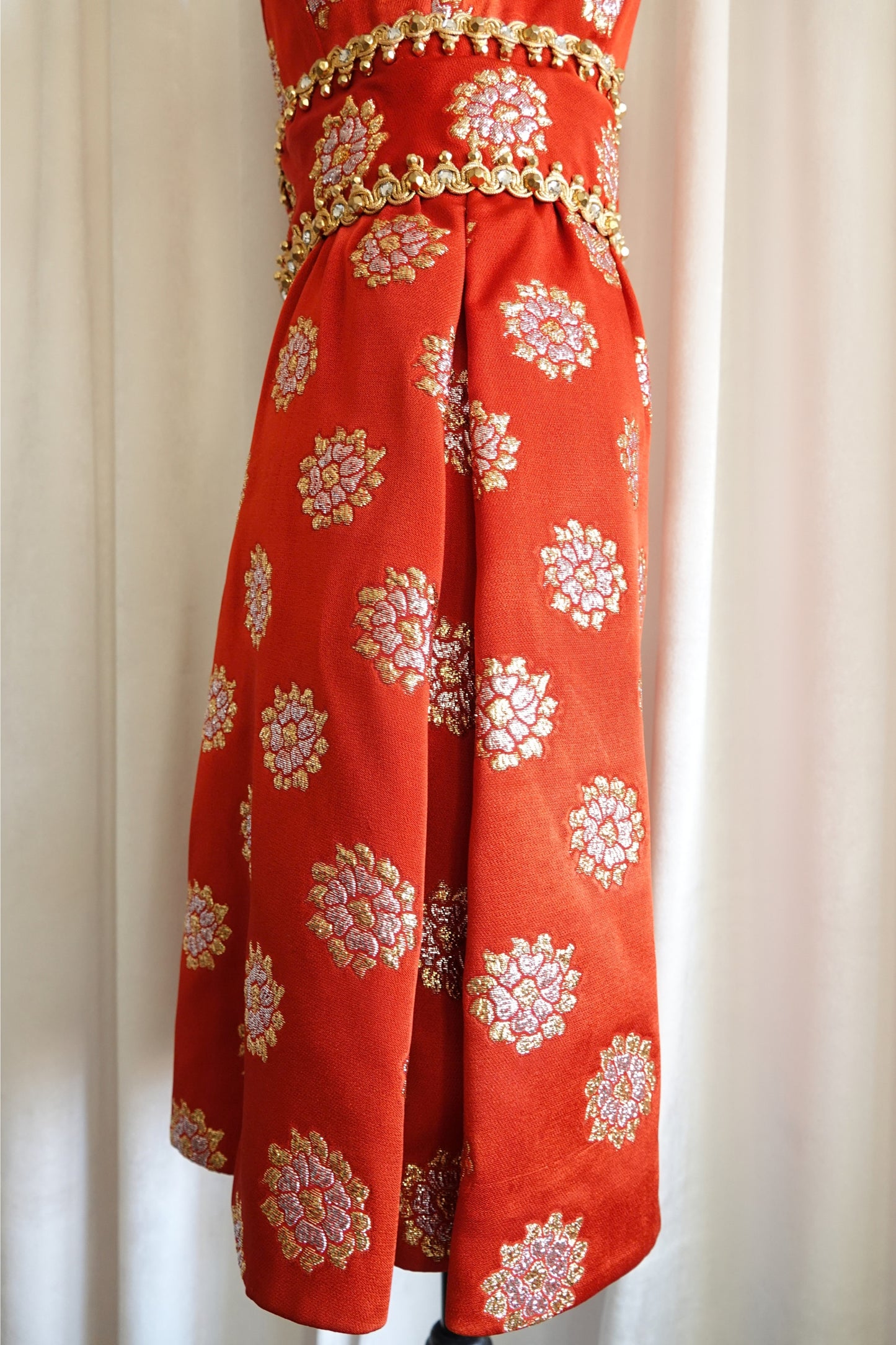 Saks Fifth Avenue retail label alongside Oscar de la Renta label — Disco Palma