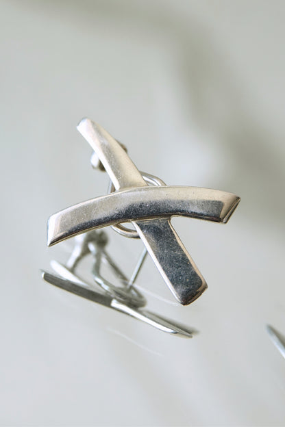 Vintage 1985 Paloma Picasso for Tiffany & Co. sterling silver Kiss X earrings: close-up macro detail of X motif surface texture and engraved Paloma Picasso signature