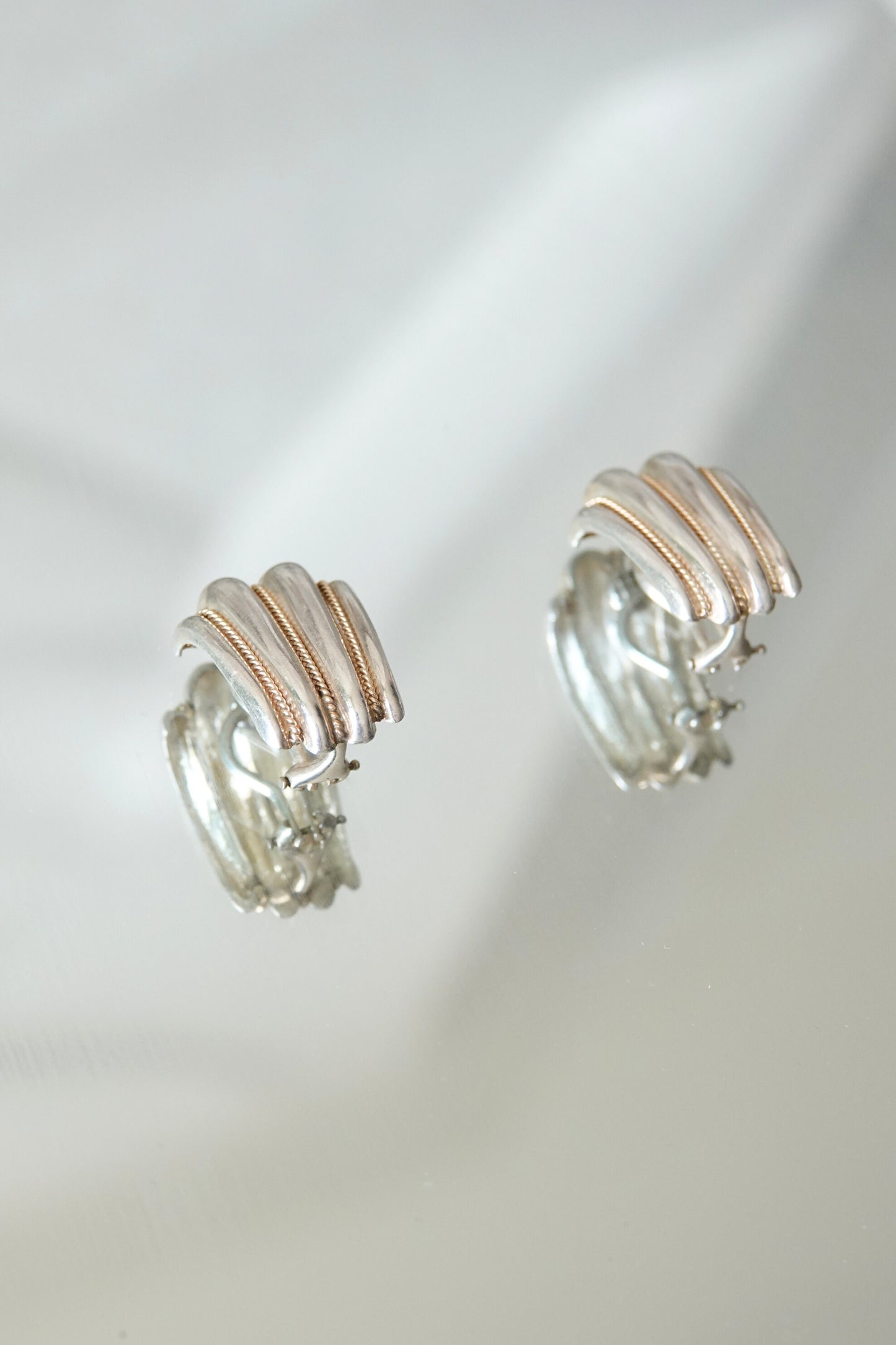 Vintage Mixed Metal Sterling Silver and 18K Gold Ribbed Shell Clip-On Earrings 90s