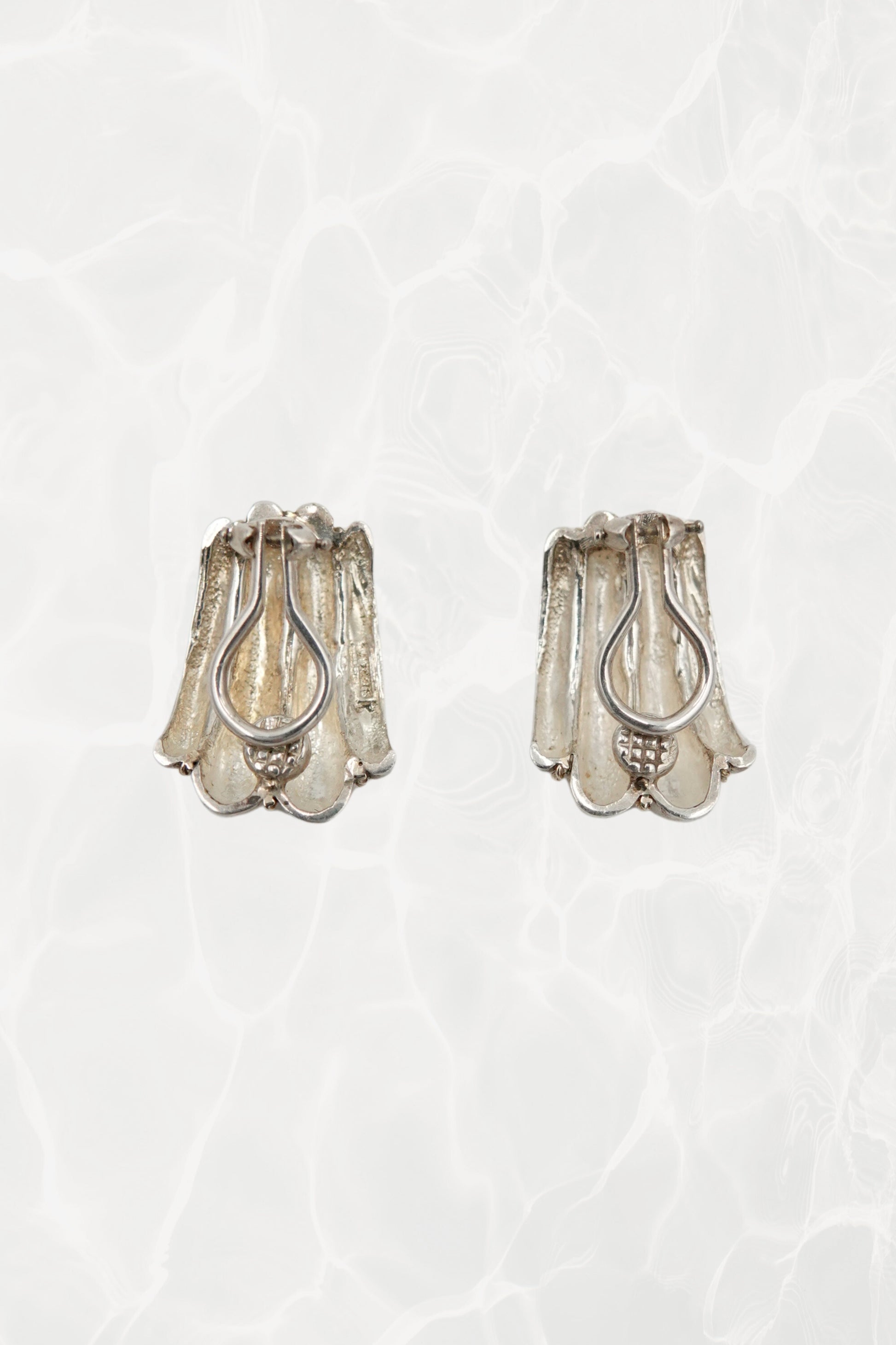 Vintage Mixed Metal Sterling Silver and 18K Gold Ribbed Shell Clip-On Earrings 90s
