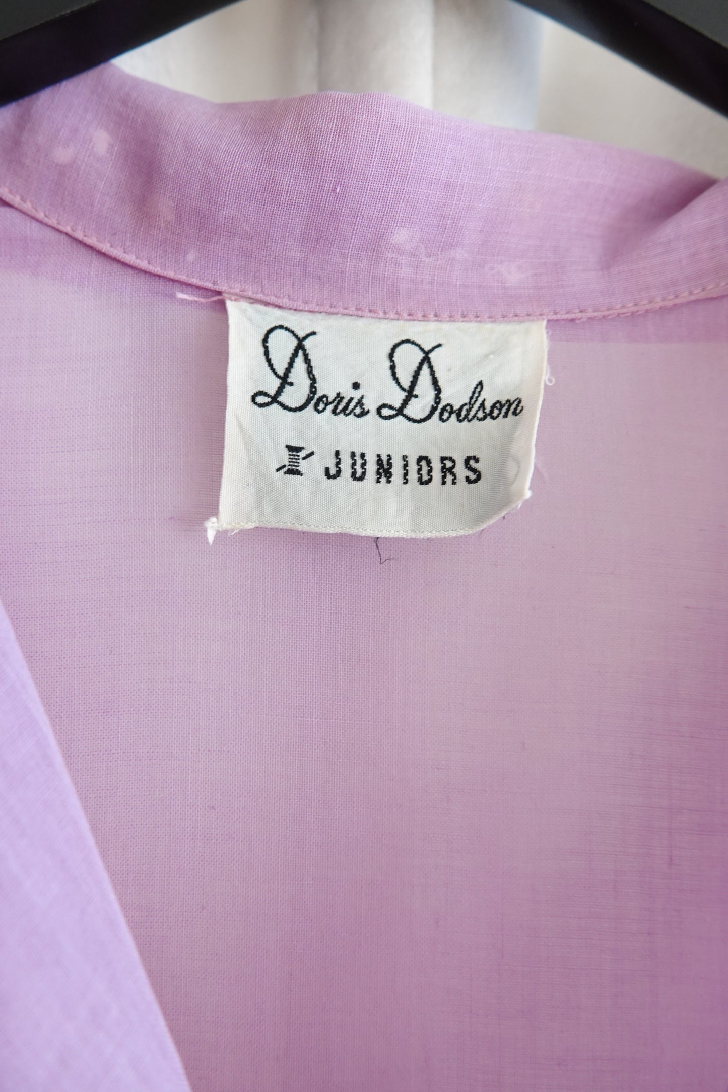 Doris Dodson 1940s lavender embroidered border dress, shoulder detail — Disco Palma