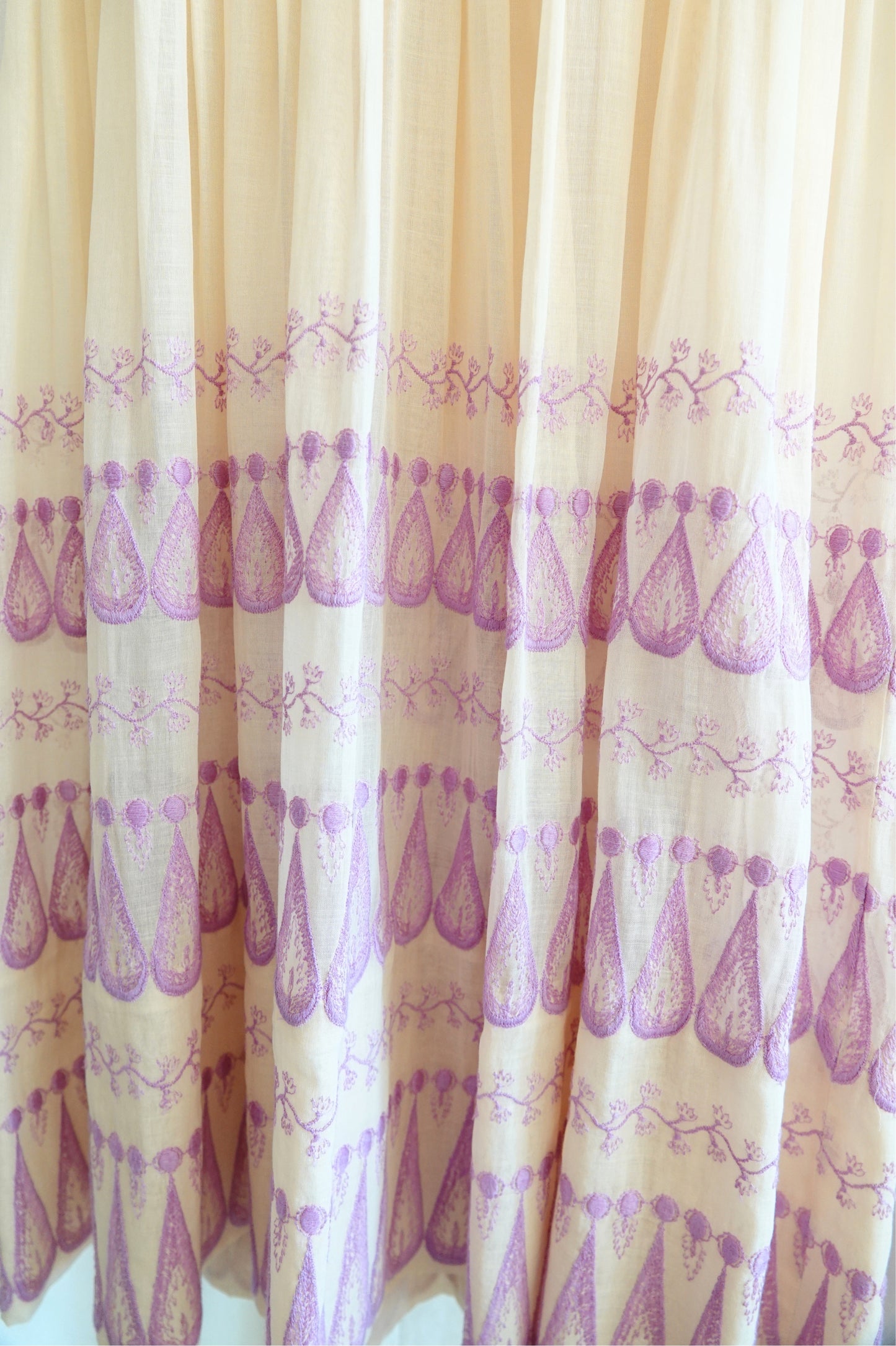 Doris Dodson 1940s lavender embroidered border dress, label detail — Disco Palma