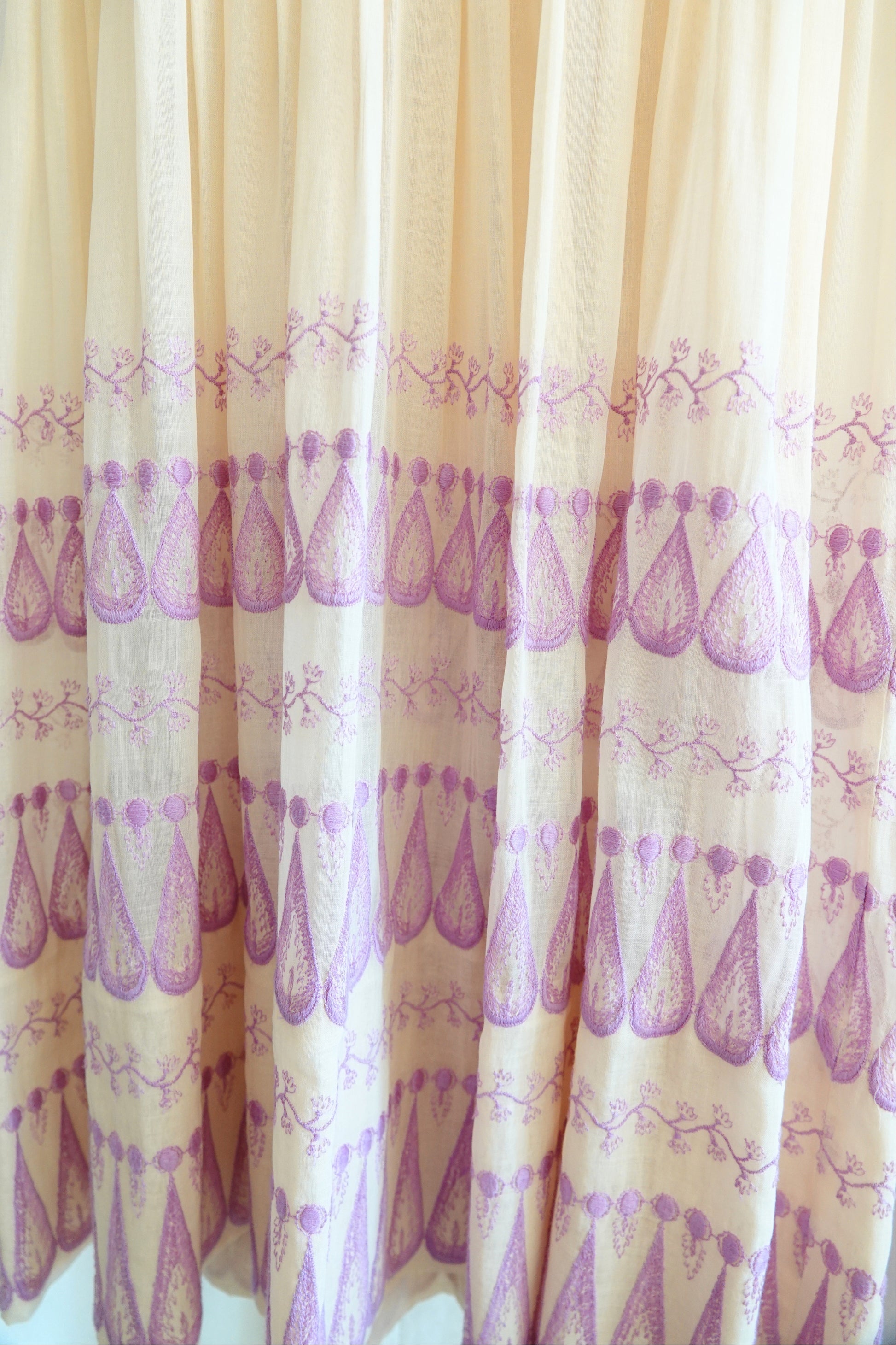 Doris Dodson 1940s lavender embroidered border dress, label detail — Disco Palma