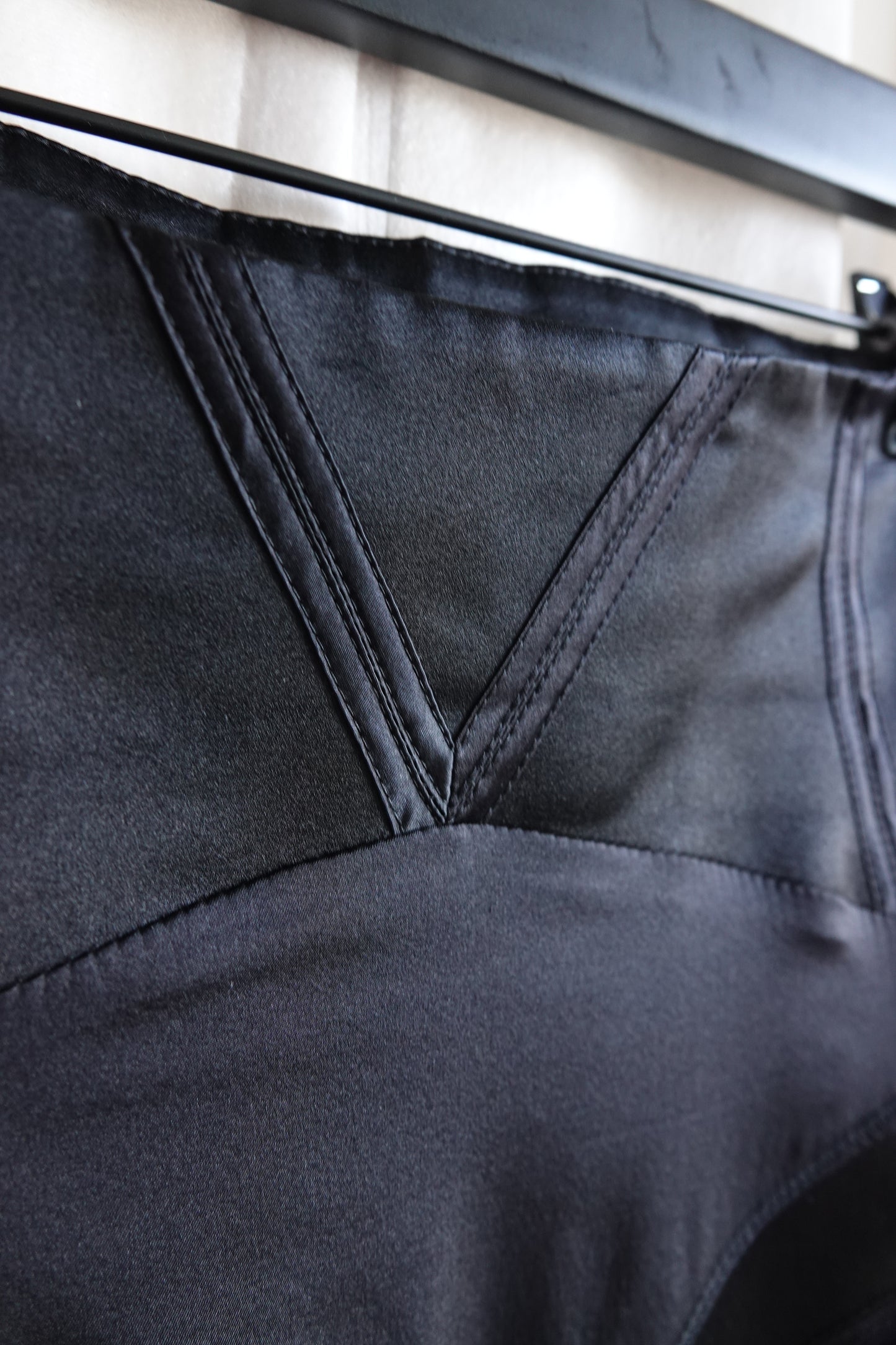 Tom Ford for Gucci FW03 black silk skirt back waistband detail: close-up of v-notch inverted point construction with topstitched panel seams, precision tailoring, Fall 2003
