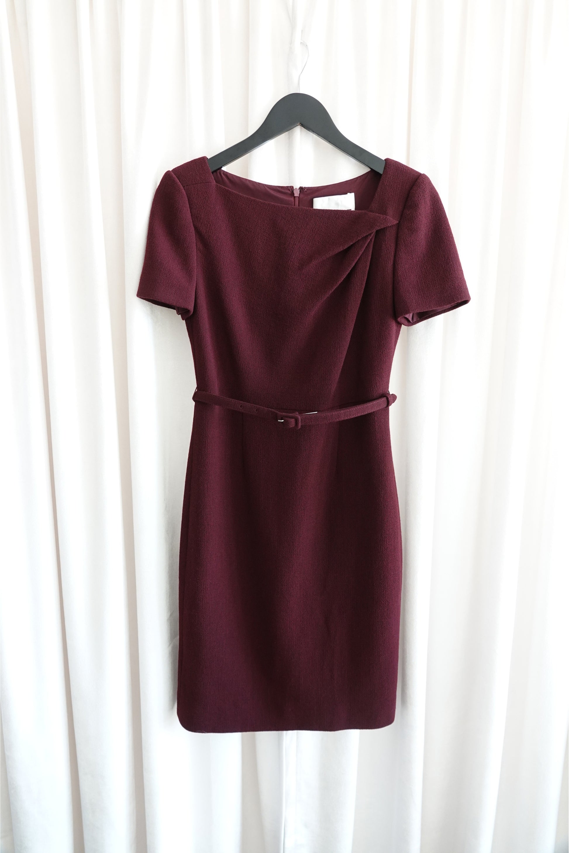 Roland Mouret AW25 Mulberry crepe pencil dress, detail of belt and buckle — Disco Palma