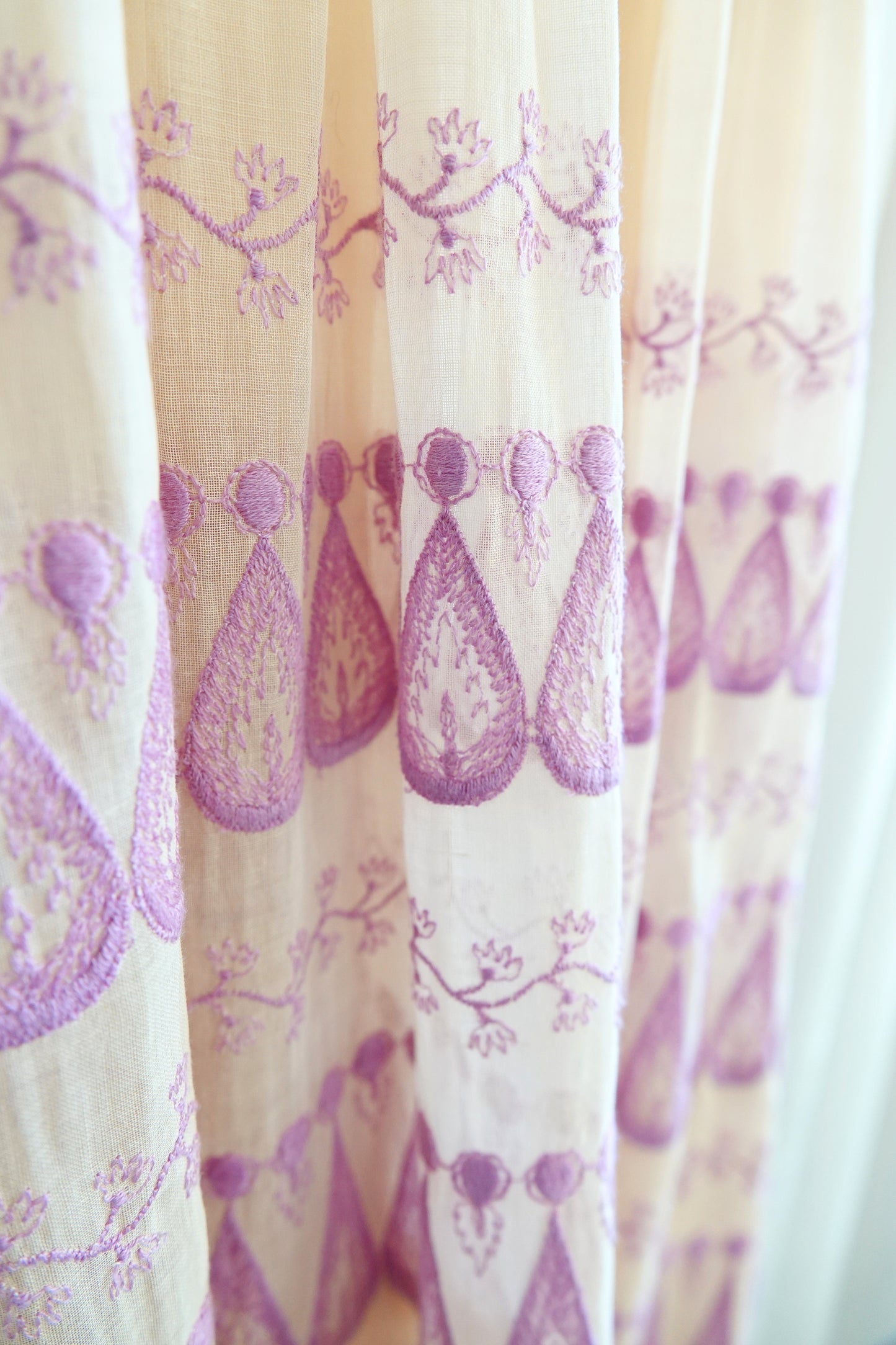 Doris Dodson 1940s lavender embroidered border dress, fabric texture — Disco Palma