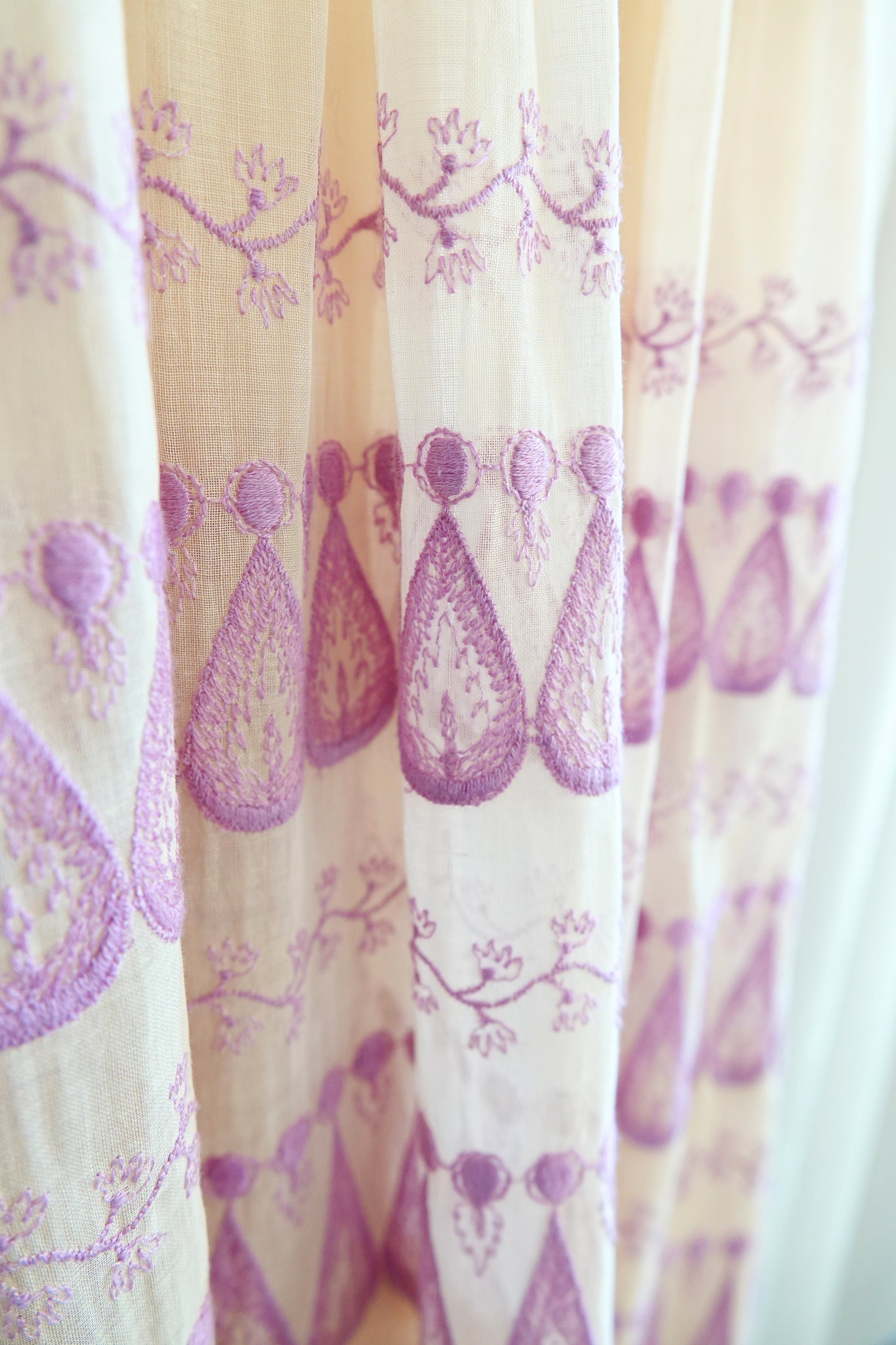 Doris Dodson 1940s lavender embroidered border dress, fabric texture — Disco Palma