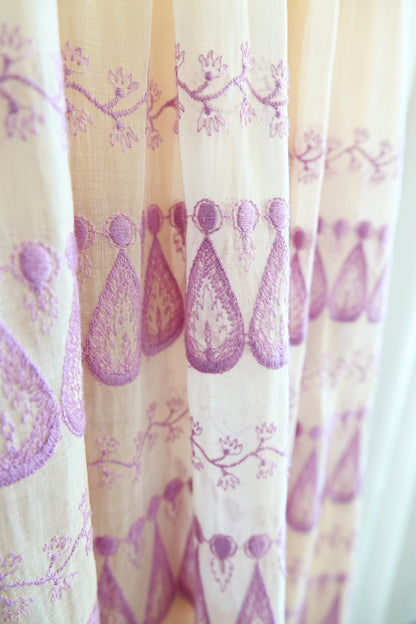 Doris Dodson 1940s lavender embroidered border dress, fabric texture — Disco Palma