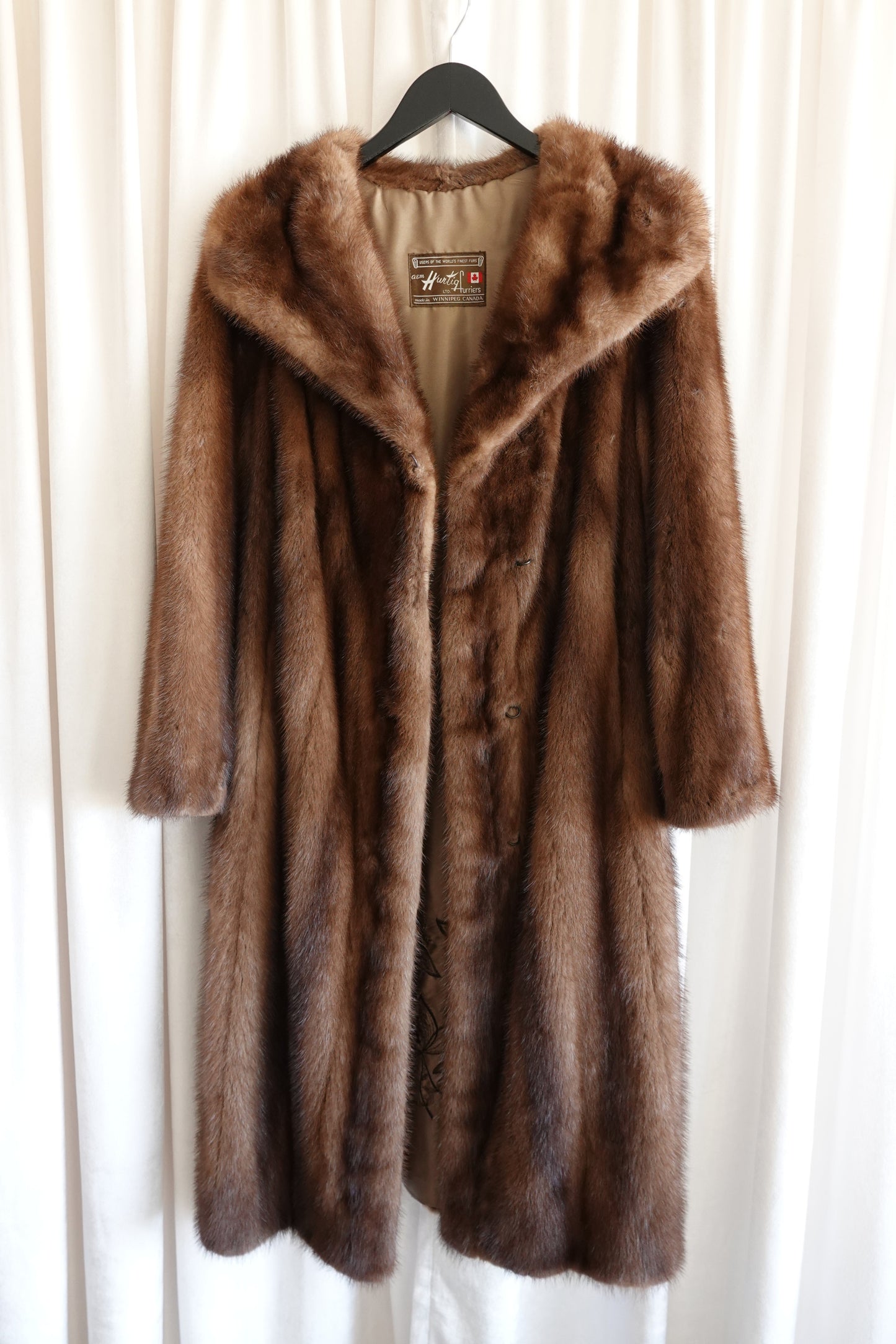 AEM Hurtig Furs  Canadian Mink Coat with Embroidered Silk Lining 1960s - 70s