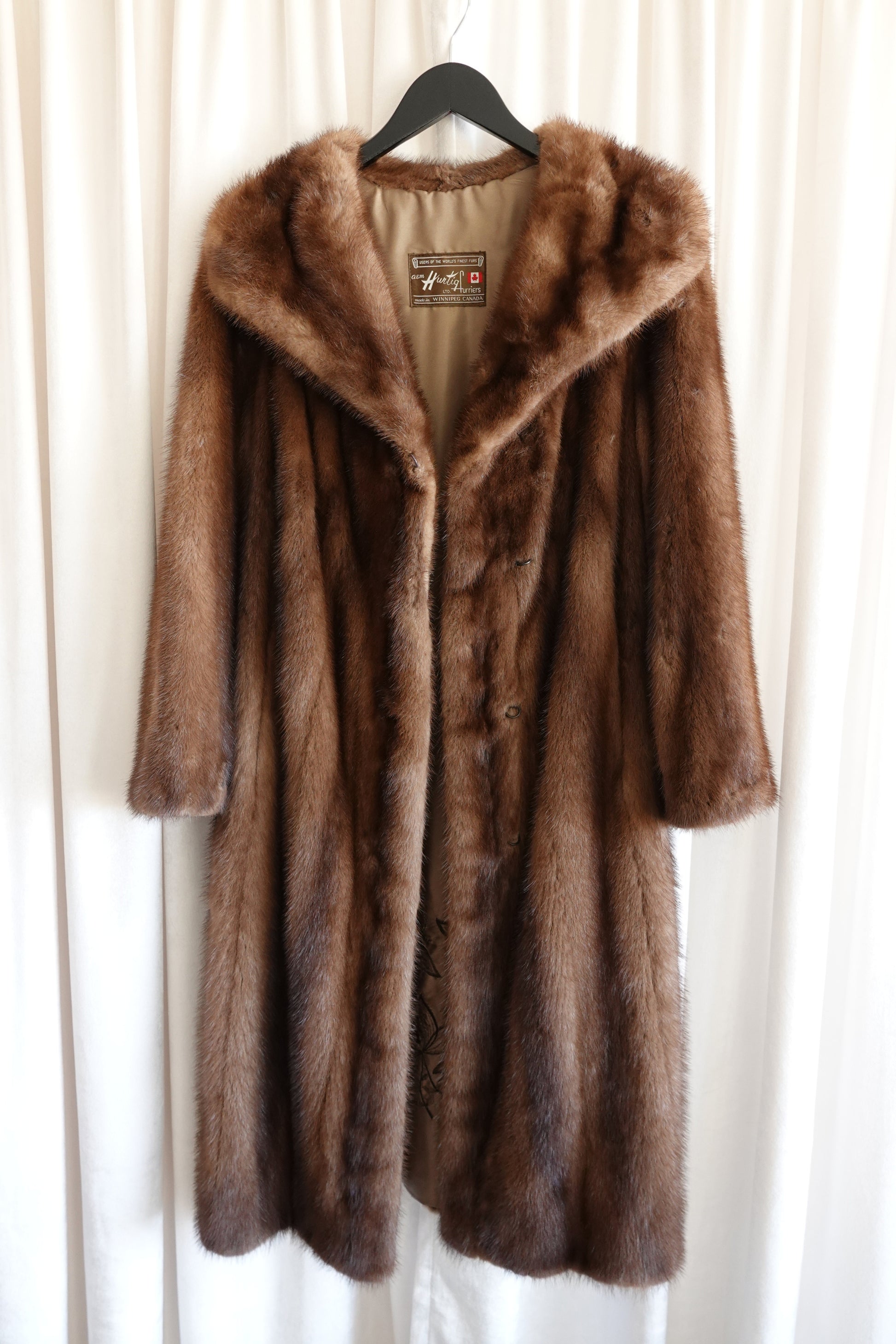 AEM Hurtig Furs  Canadian Mink Coat with Embroidered Silk Lining 1960s - 70s