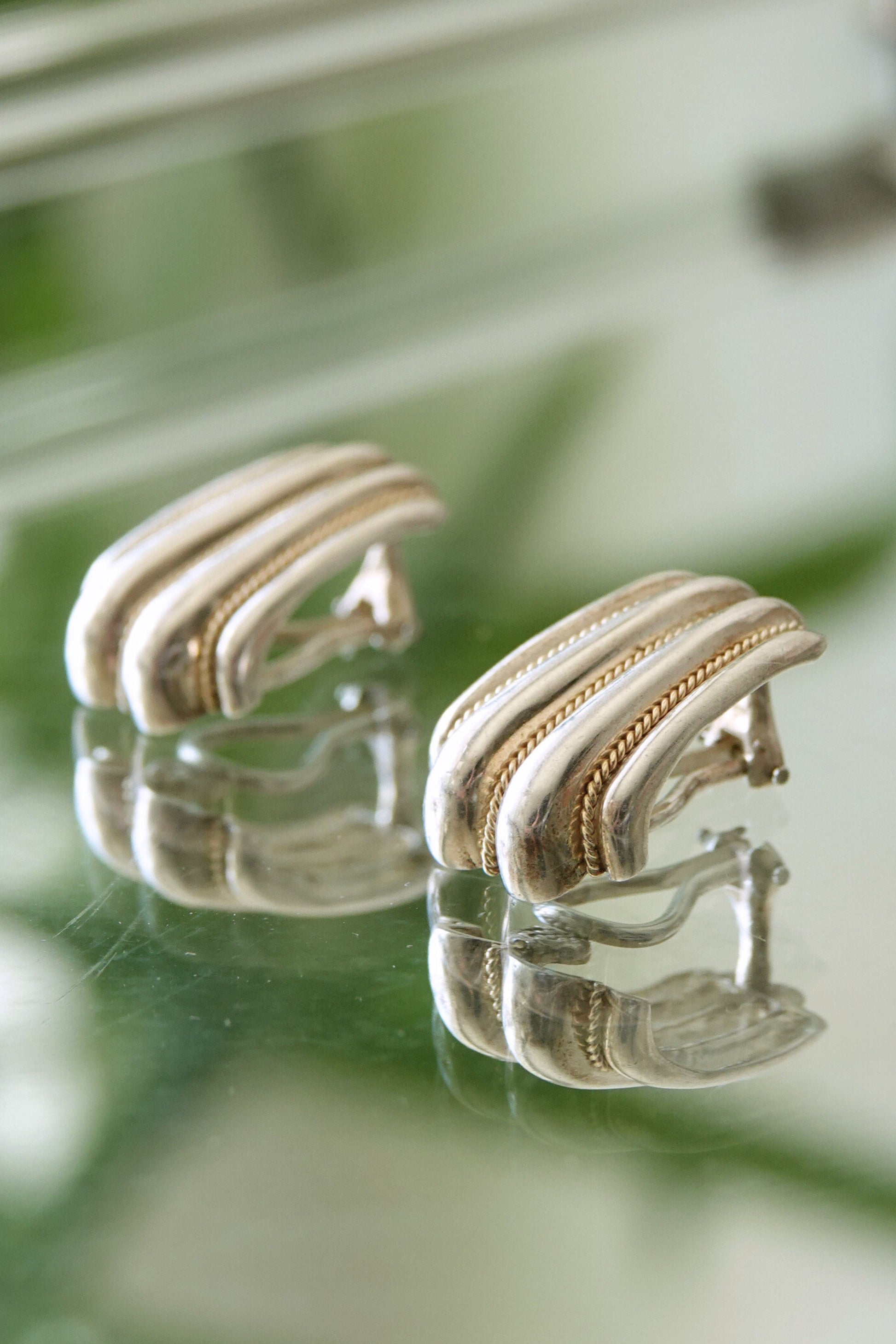 Vintage Mixed Metal Sterling Silver and 18K Gold Ribbed Shell Clip-On Earrings 90s