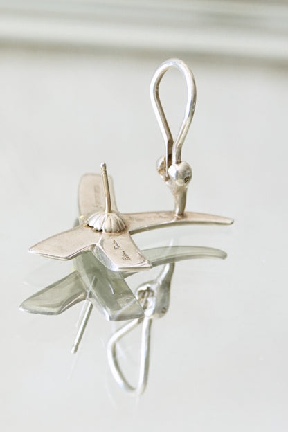 Vintage 1985 Paloma Picasso for Tiffany & Co. sterling silver Kiss X earrings: side profile view of both earrings showing the three-dimensional sculptural form of the X design