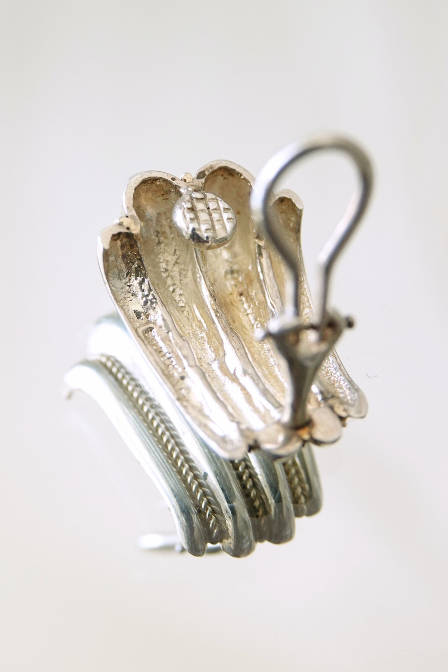 Vintage Mixed Metal Sterling Silver and 18K Gold Ribbed Shell Clip-On Earrings 90s