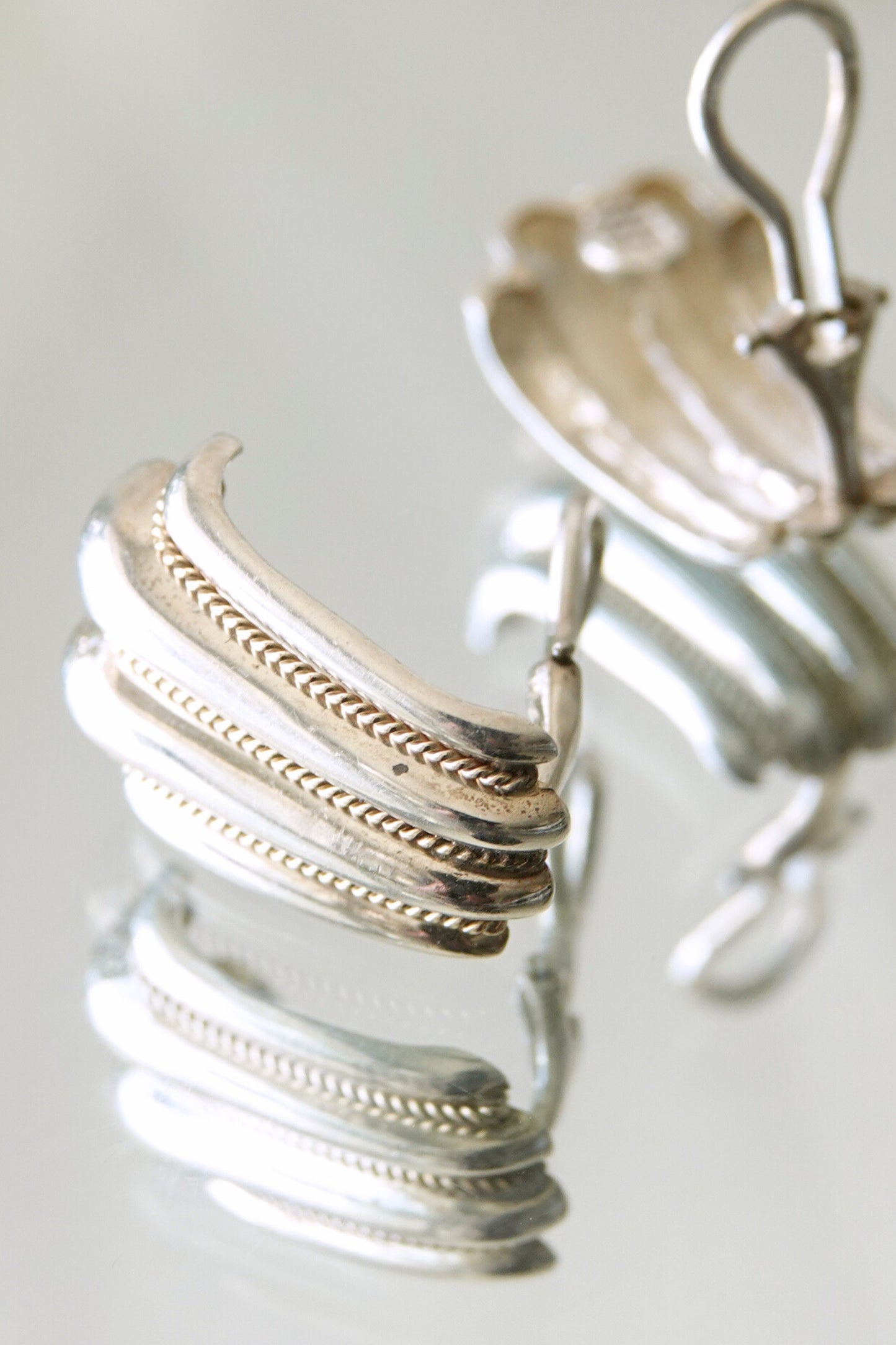 Vintage Mixed Metal Sterling Silver and 18K Gold Ribbed Shell Clip-On Earrings 90s