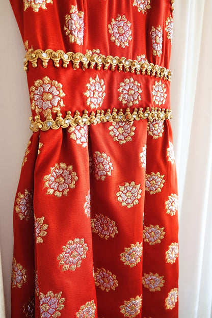 Oscar de la Renta dress, neckline passementerie trim close-up — Disco Palma