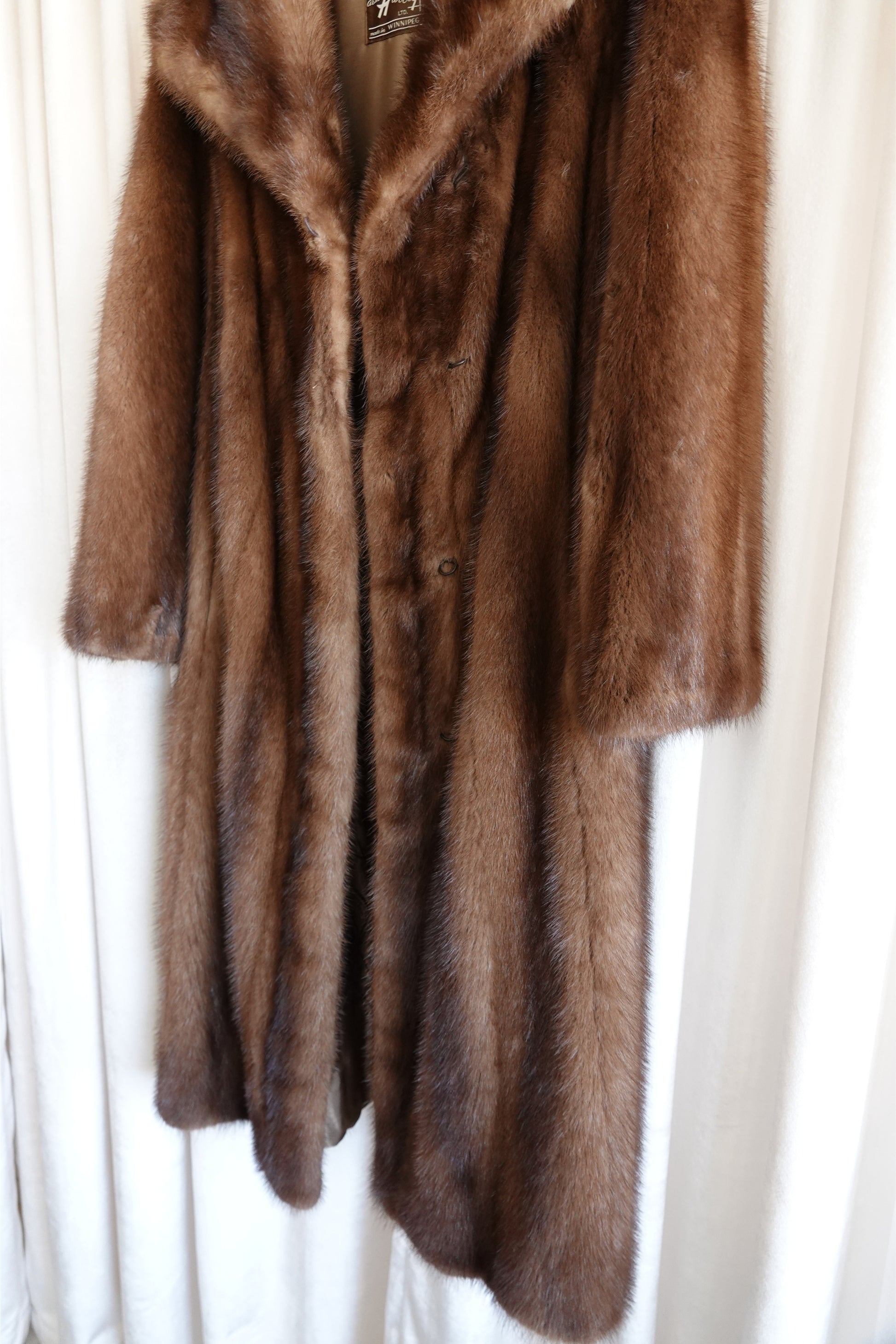 AEM Hurtig Furs  Canadian Mink Coat with Embroidered Silk Lining 1960s - 70s