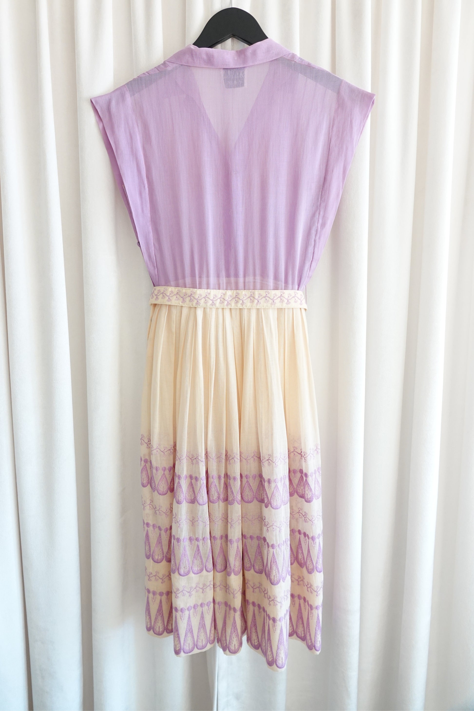 Doris Dodson 1940s lavender embroidered border dress, on hanger — Disco Palma
