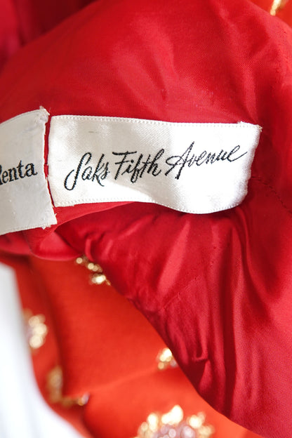 Oscar de la Renta label, black serif type on white woven ground — Disco Palma