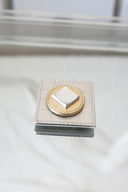 Mixed metal MOP brooch — close-up of gold medallion and pearl center