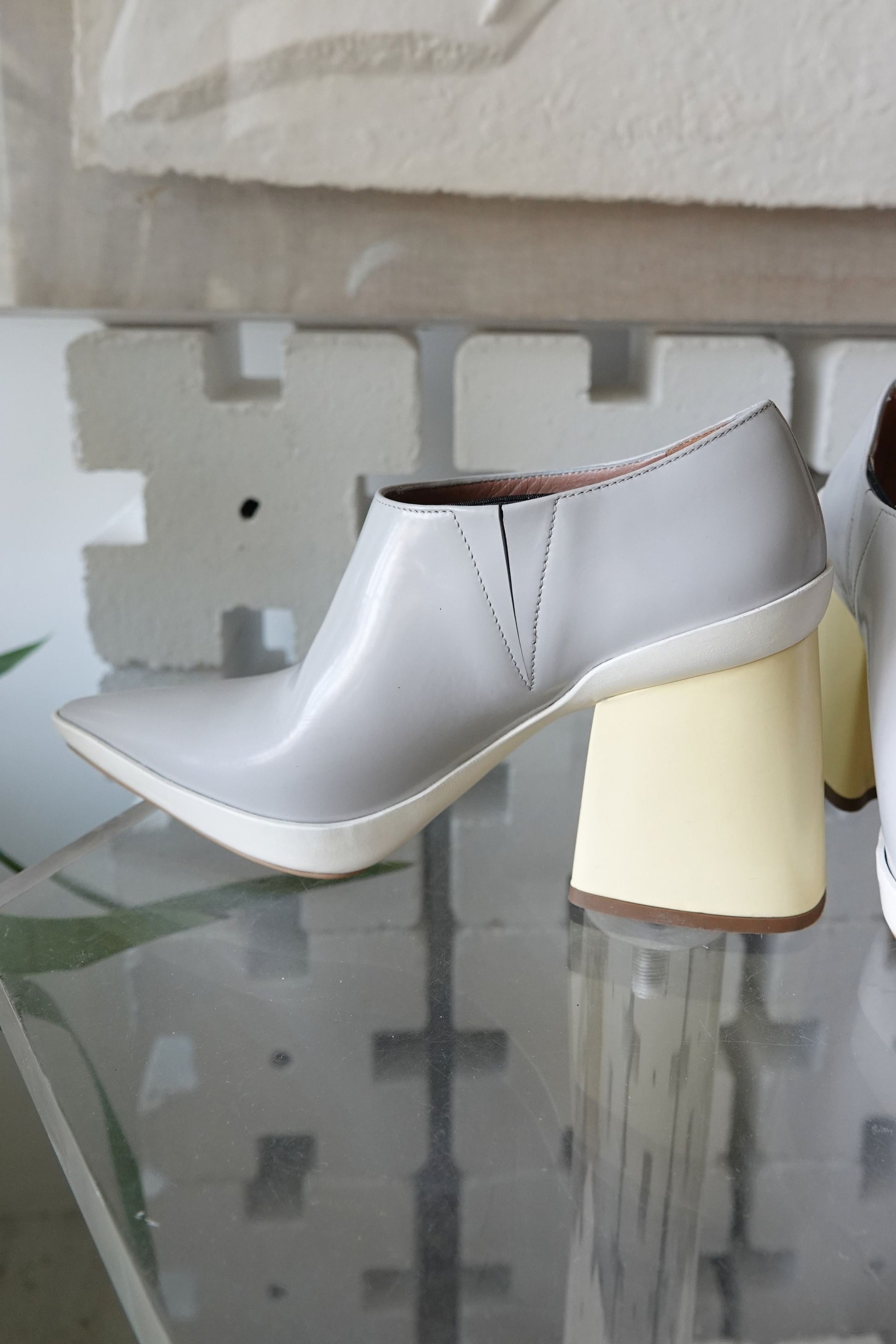 Condition detail — Marni SS17 grey leather pump