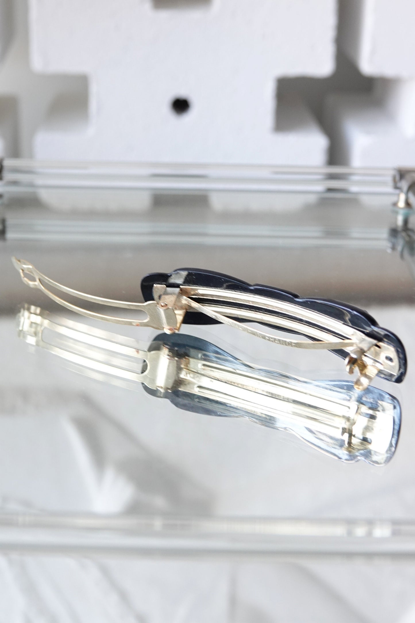 Alexandrine Paris barrette — clip mechanism detail on glass
