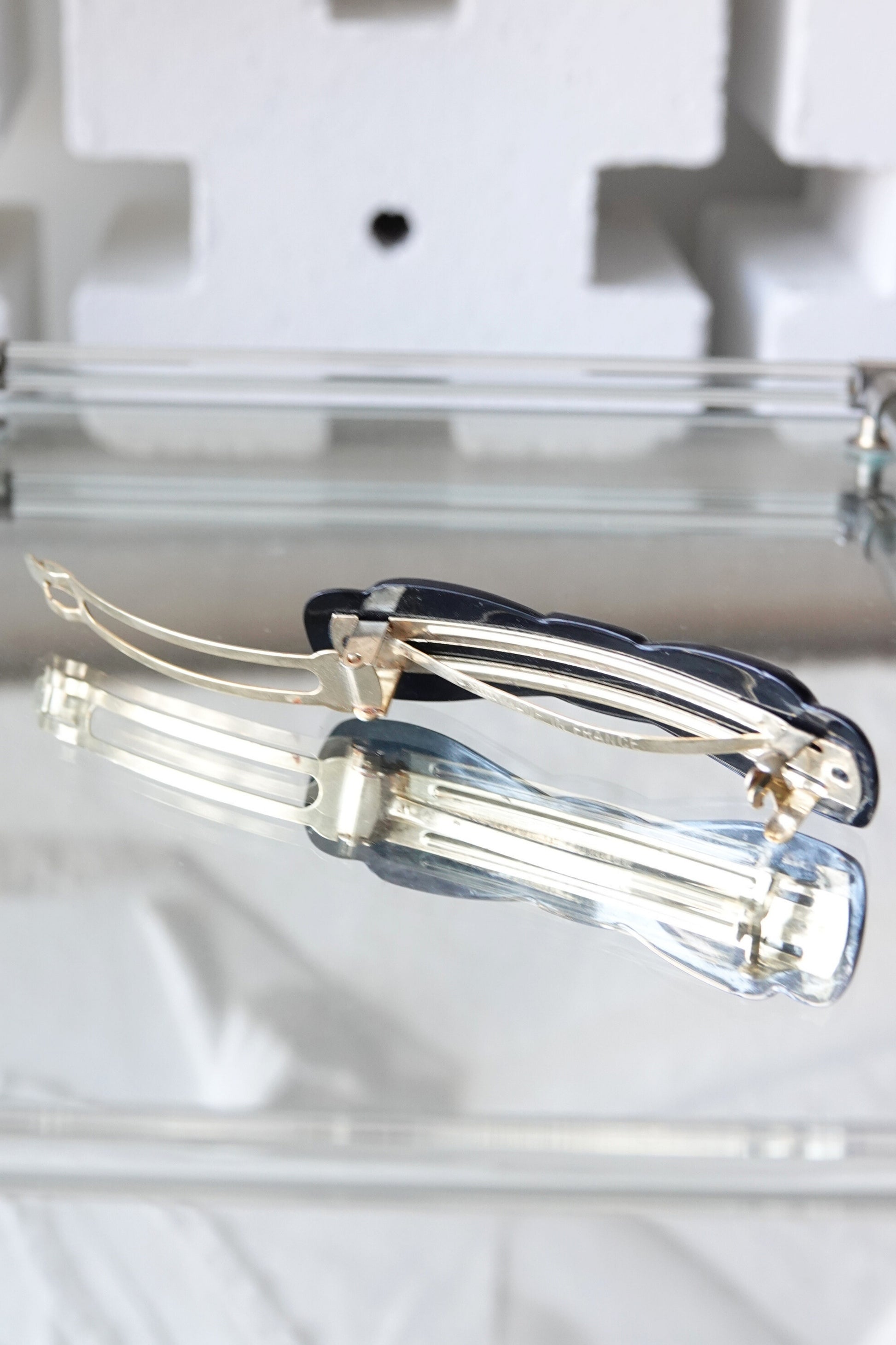 Alexandrine Paris barrette — clip mechanism detail on glass
