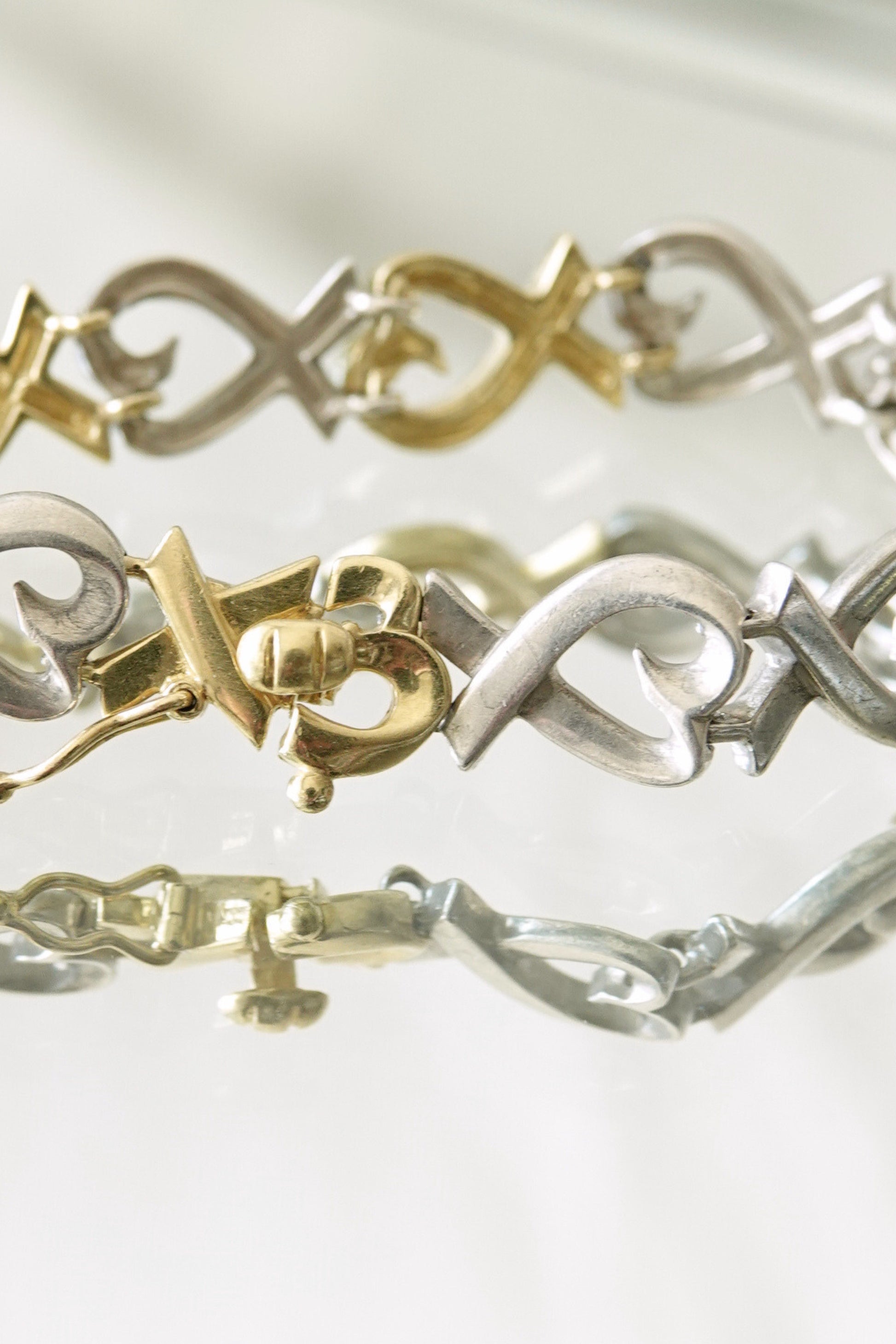 Paloma Picasso for Tiffany & Co. Loving Heart link bracelet: overhead flat lay showing the full length of alternating sterling silver and 18k gold heart links