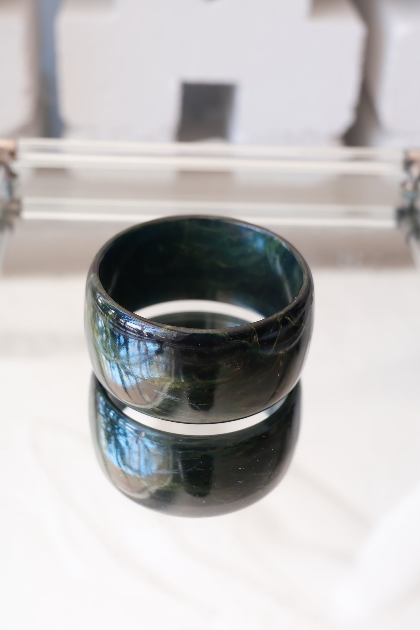 Vintage deep green marbled wide bangle — styled on reflective marble surface — Disco Palma