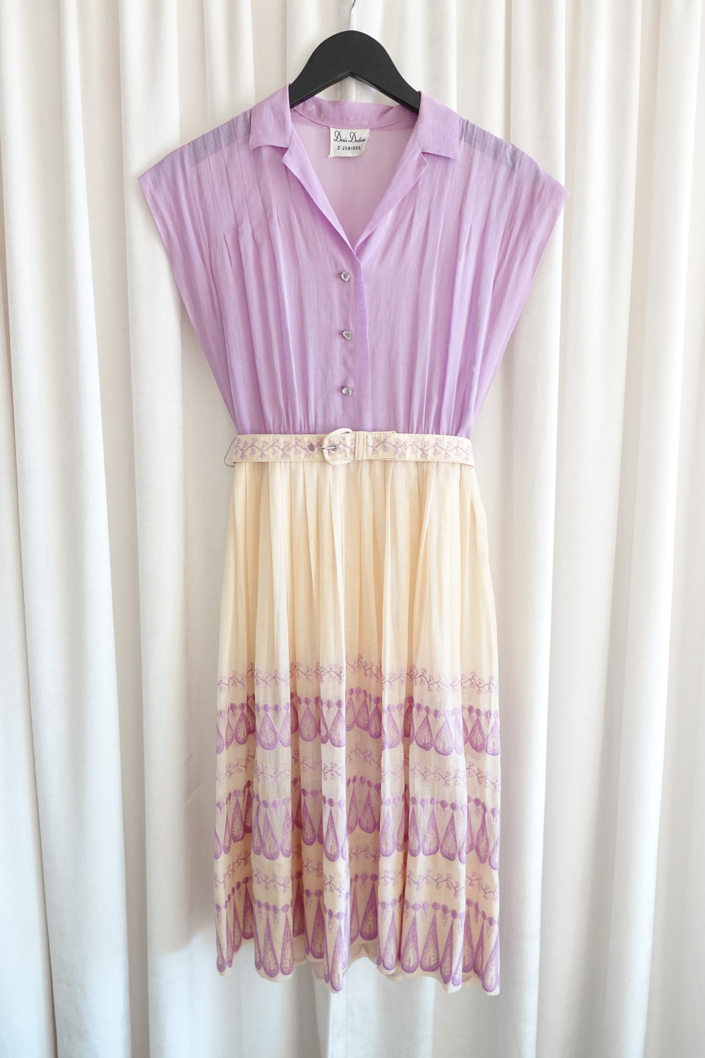 Doris Dodson 1940s lavender embroidered border dress, embroidered hem border — Disco Palma