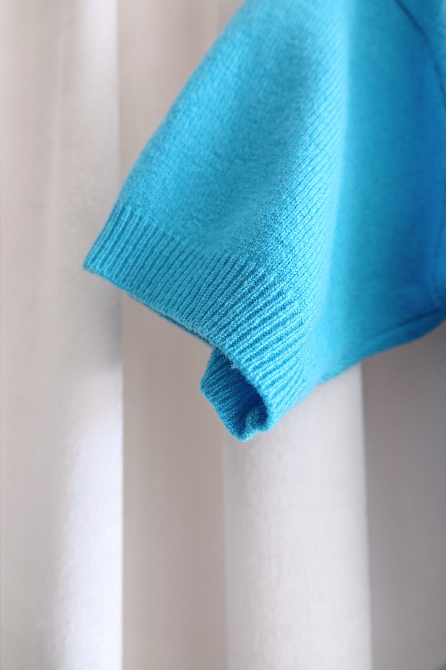 Ralph Lauren Purple Label capri blue cashmere cardigan, hem detail — Disco Palma