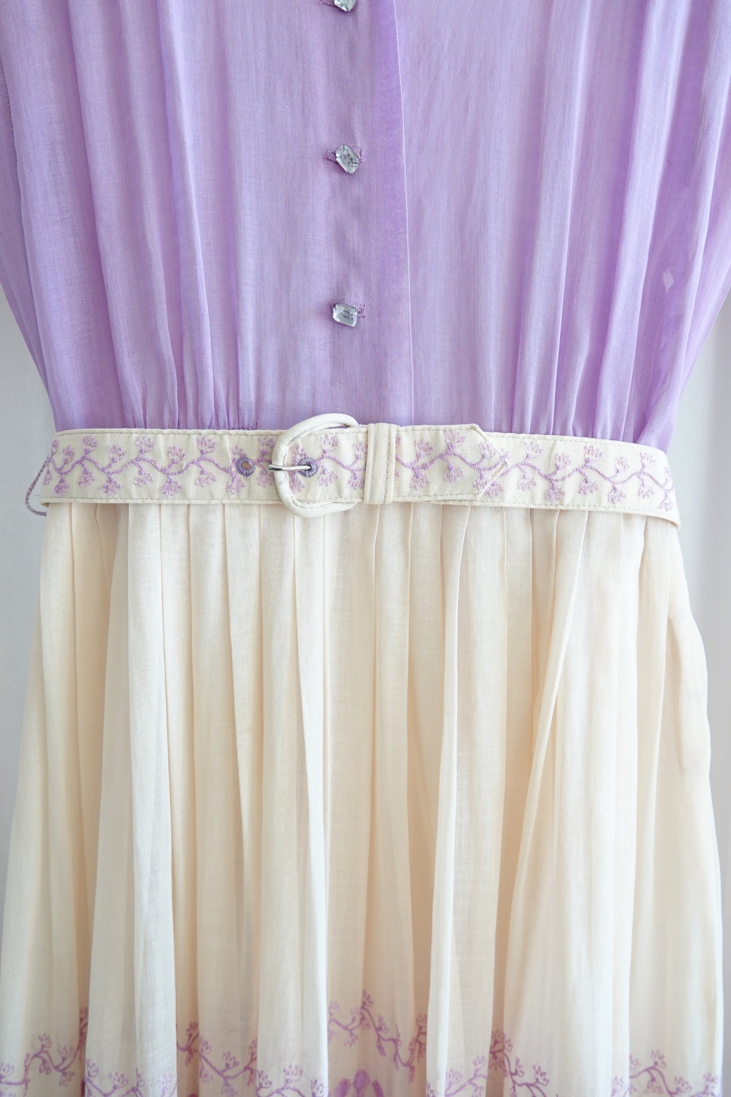 Doris Dodson 1940s lavender embroidered border dress, belt detail — Disco Palma