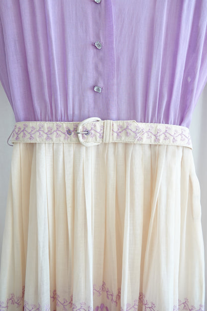Doris Dodson 1940s lavender embroidered border dress, belt detail — Disco Palma