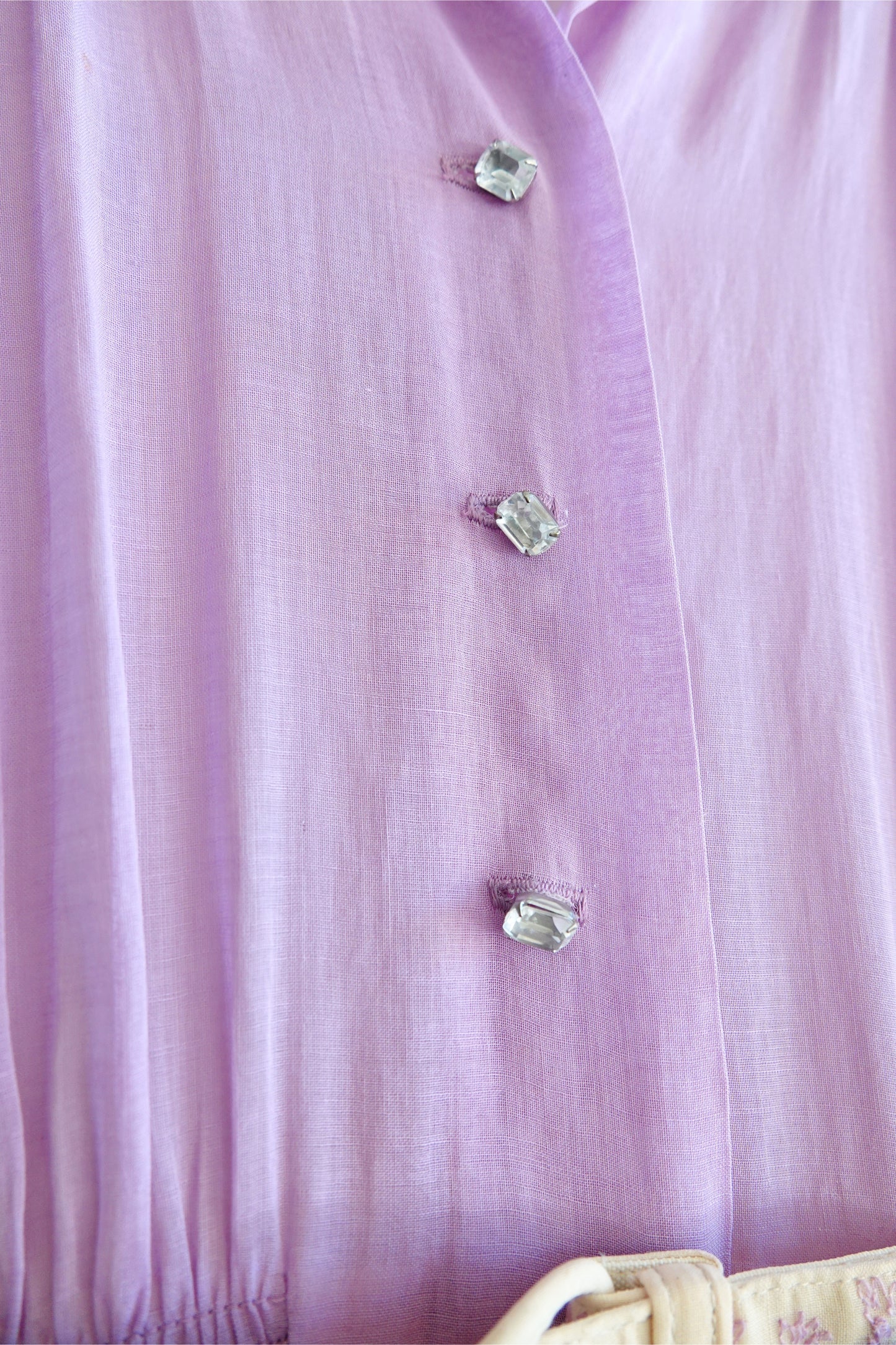 Doris Dodson 1940s lavender embroidered border dress, neckline and button detail — Disco Palma
