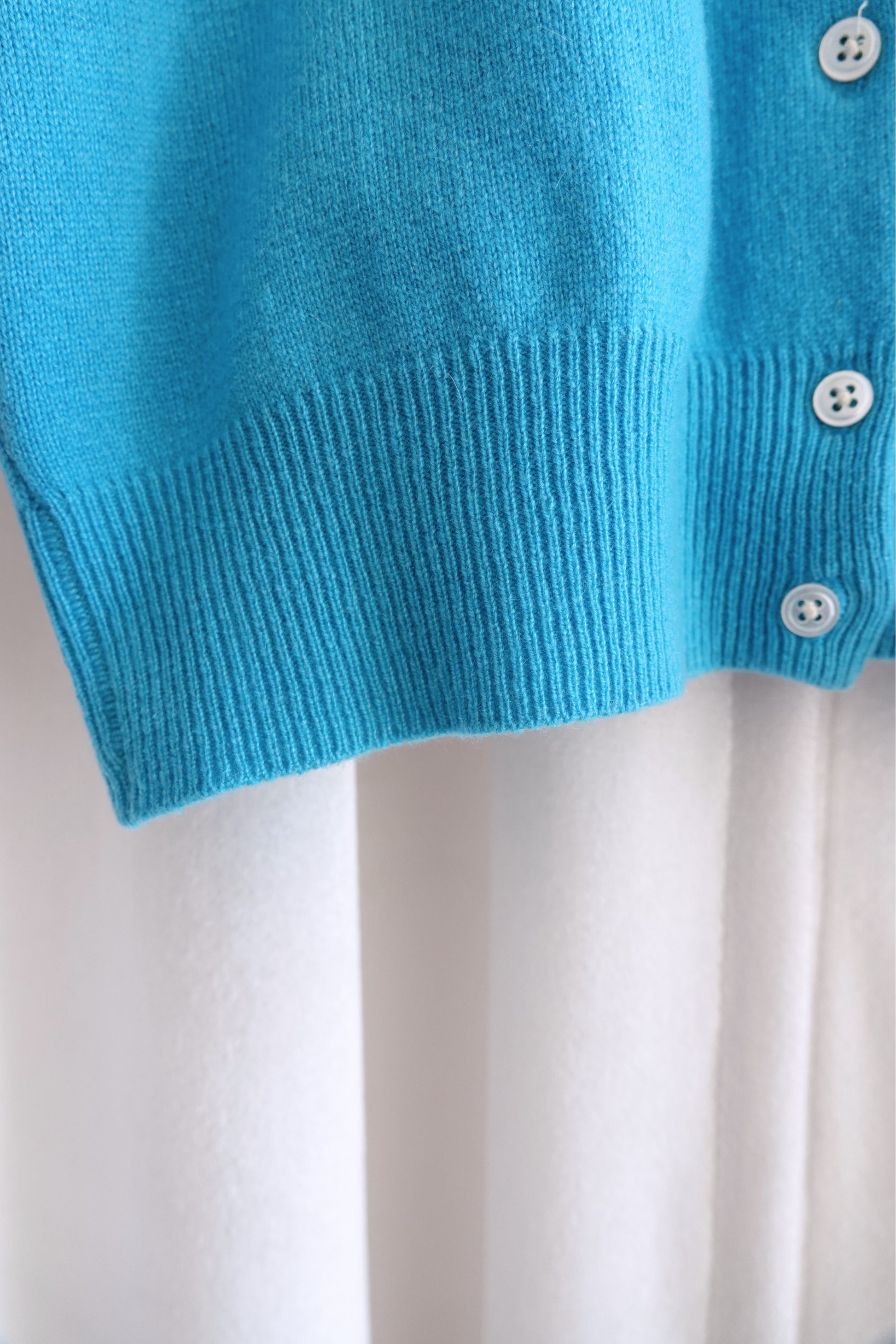Ralph Lauren Purple Label cardigan, mother-of-pearl button close-up — Disco Palma
