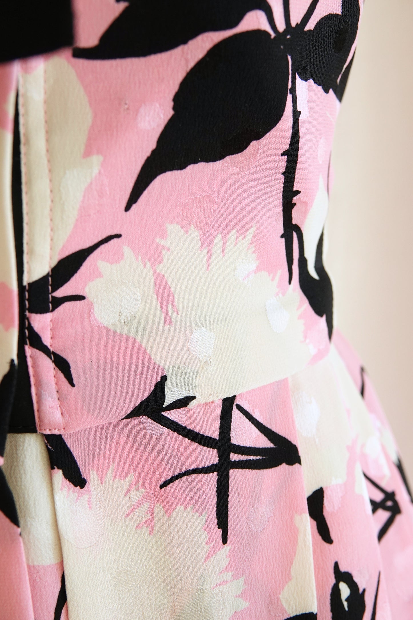Graphic botanical floral print detail in pink, black and cream — Disco Palma