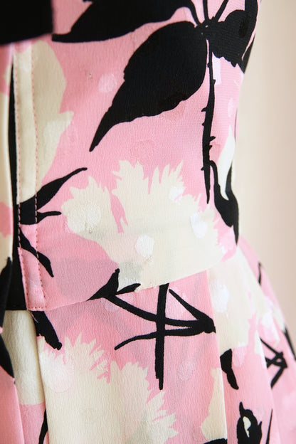 Graphic botanical floral print detail in pink, black and cream — Disco Palma